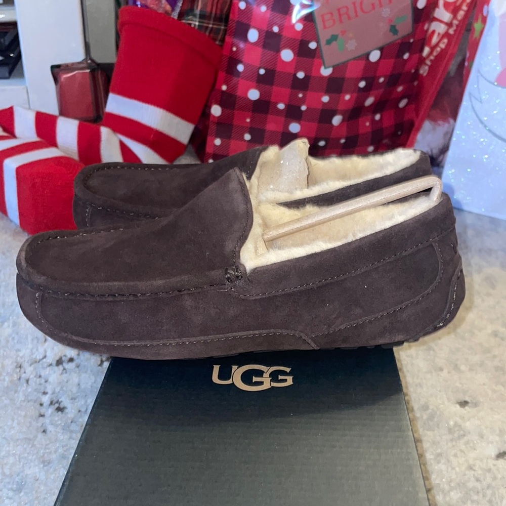 Ugg Slipper size 8.5 womens/ 7 mens